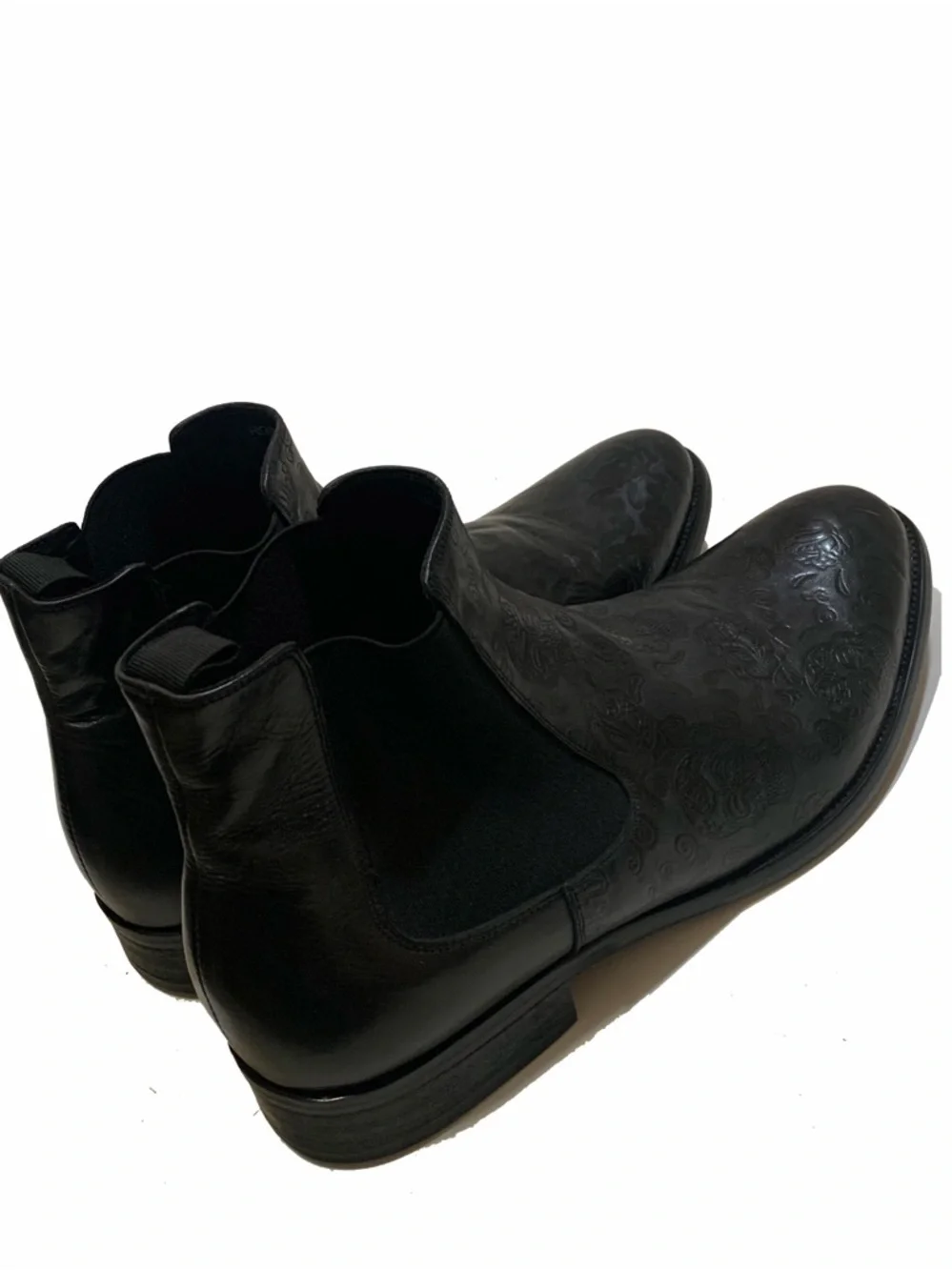 Robert men’s Graham Dawson Chelsea Boots Embossed Skull Roses